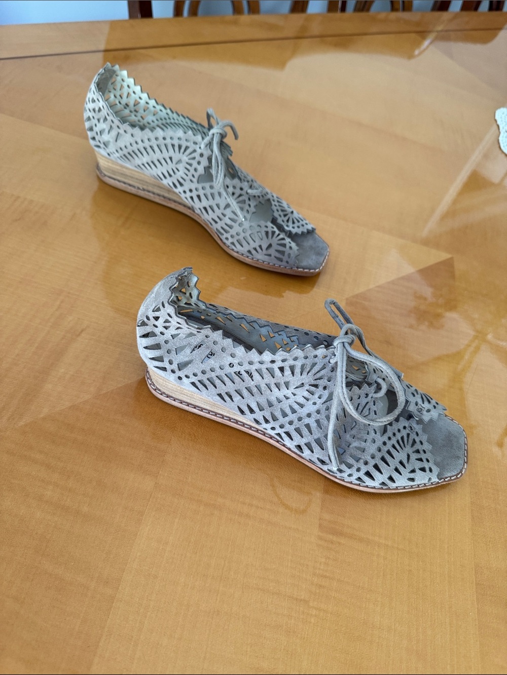Jeffrey Campbell Light Gray Laser-Cut Peep-Toe Lace-Up Flats size 9